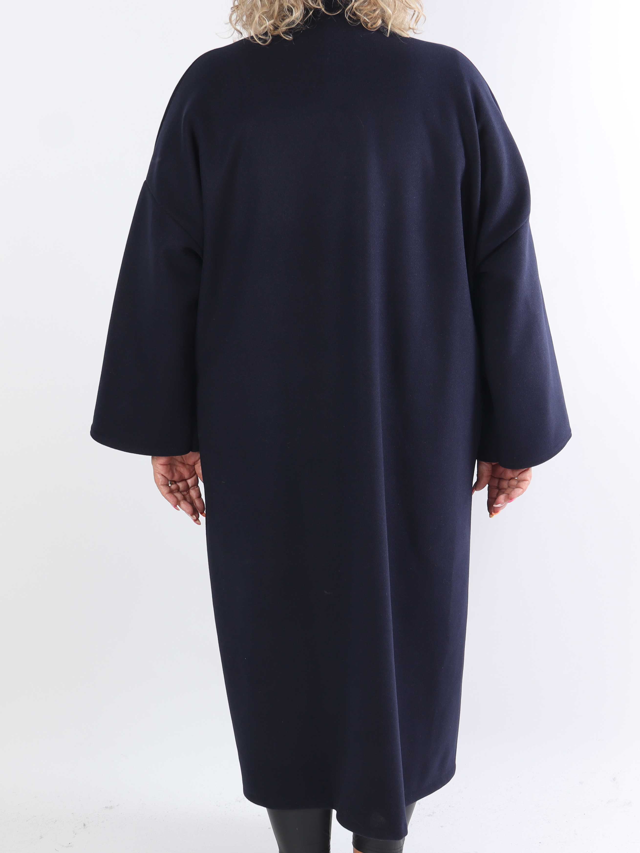 Abbelin - Lång plus size-kappa med dekorativa knappar